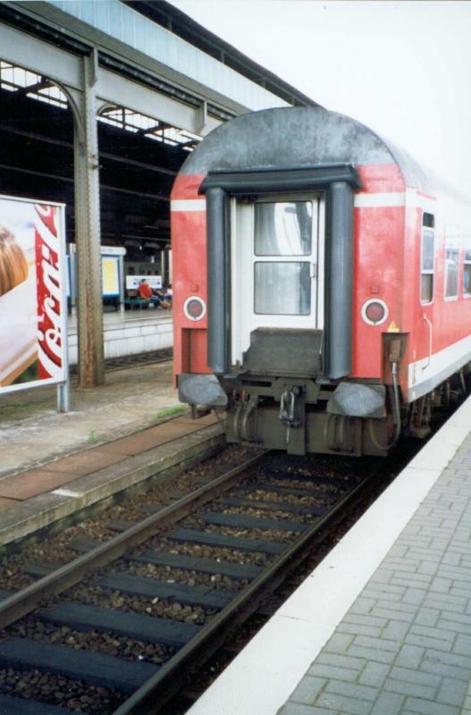 Ein Regionalexpress vor seiner Ausfahrt aus dem Hauptbahnhof Gera im Verkehrsrot