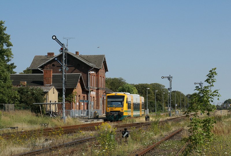 Ein Regioshuttle fhrt am 31.07.2008  als ODEG nach Hagenow  aus dem Bahnhof von Malchow aus.
