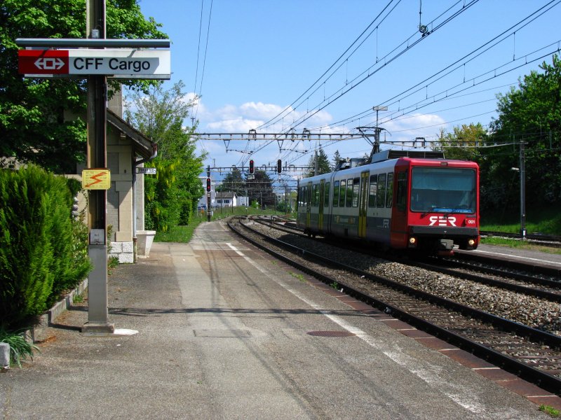 Ein RER (Rhne-Express-Rgional) Richtung Westen La Plaine fhrt durch den ehemaligen Bahnhof von Vernier, der heute von CFF Cargo weiterverwendet wird. 1. Mai 2009