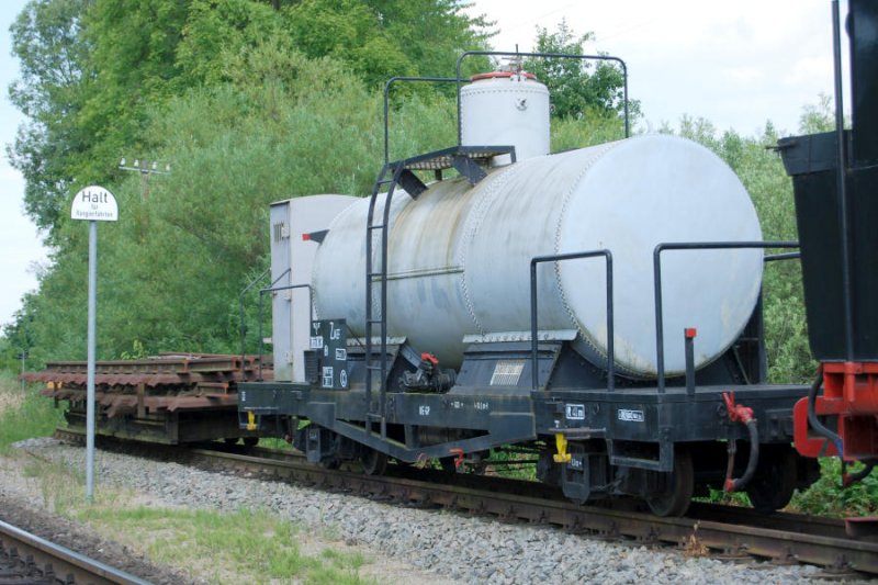 Ein schmalspuriger Kesselwagen wie er bei vielen Schmalspurbahnen fr die Unkrautbekmpfung genutzt wurde, steht in Putbus, 06.07.08