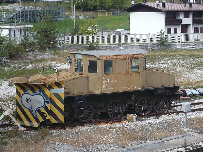 Ein Schneepflug der besonderen Art, entdeckt am 11.10.2007 im 806 Meter hohen Bahnhof Calalzo, Pieve di Cadore - Cortina (Dolomiten). Von der ehemaligen E-Lok wurde verschiedenes demontiert, geschoben wird mit einer Diesellok, die Strecke ist nicht elektrifiziert.