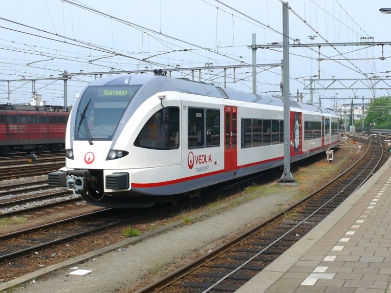 Ein Stadler GTW bei der Einfahrt in den Hauptbahnhof Venlo am 21.5.2009
