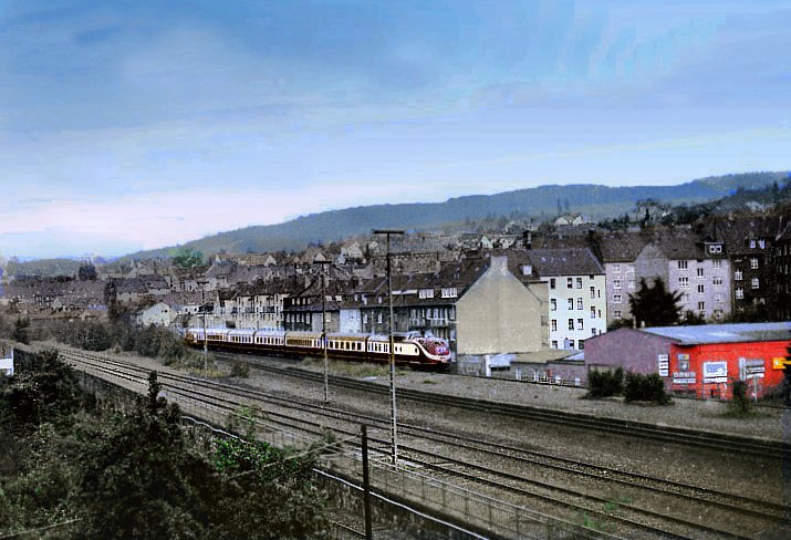 Ein TEE, als Sonderzug, auf der nichtelektrifizierten Strecke
von Hagen nach Kln, ber Dieringhausen, Gummersbach.
Auf dem Foto, wird gerade der Bf. HA-Oberhagen durchfahren.
Aufn. 1977.