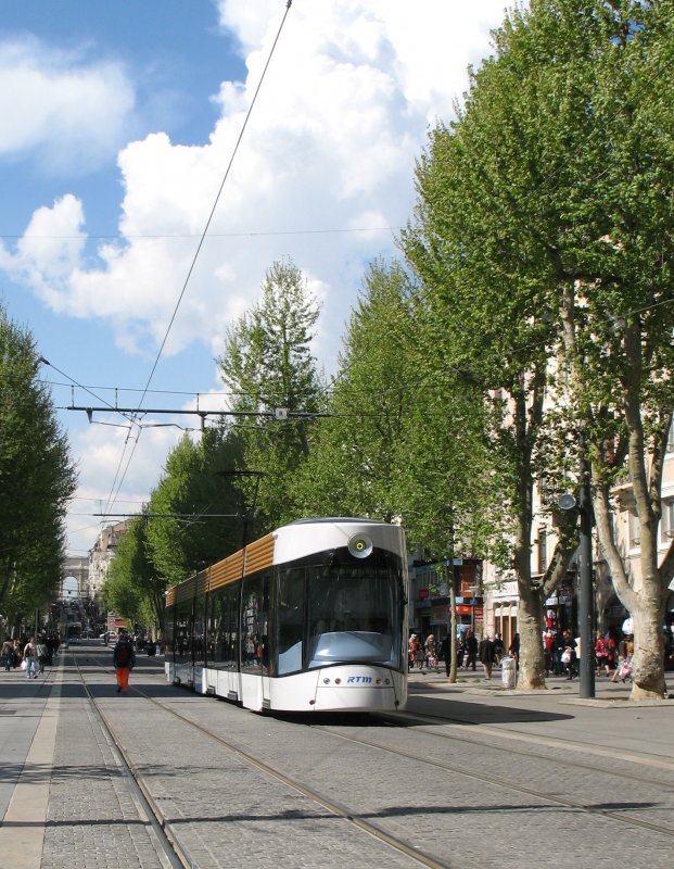 Ein Tram in der Cours Belsunce in Marseille. 
(17. 04.2009) 