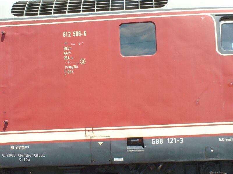 Ein Triebkopf vom VT 12  Stuttgarter Rssle  hat zwei Computer-Nummern, 612 506-6 und 688 121-3, wie hier zu sehen ist.