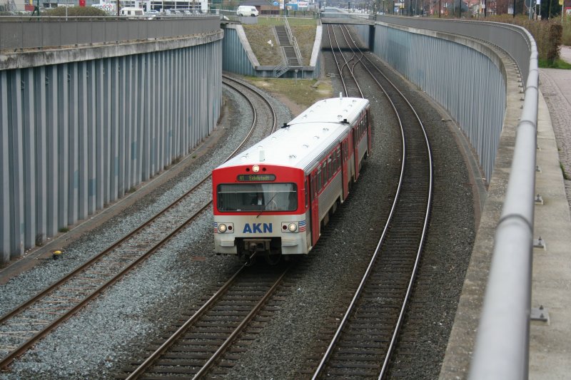 Ein Triebwagen der AKN-Linie A1 fhrt am 19.4.2008 in de Bahnof Henstedt-Ulzburg ein.
