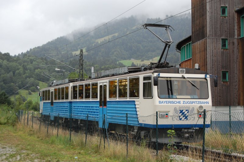 Ein Triebzug der bay. Zugspitzbahn widmet sich seinem Ziel entgegen und ist hier bei der Ausfahrt der Talstation zu sehen.