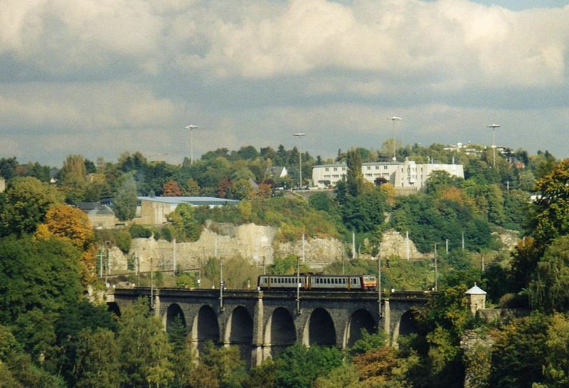 Ein Triebzug der Serie 2000 berquert im Oktober 2002 ein Viadukt in der Stadt Luxemburg (Gescanntes Bild)