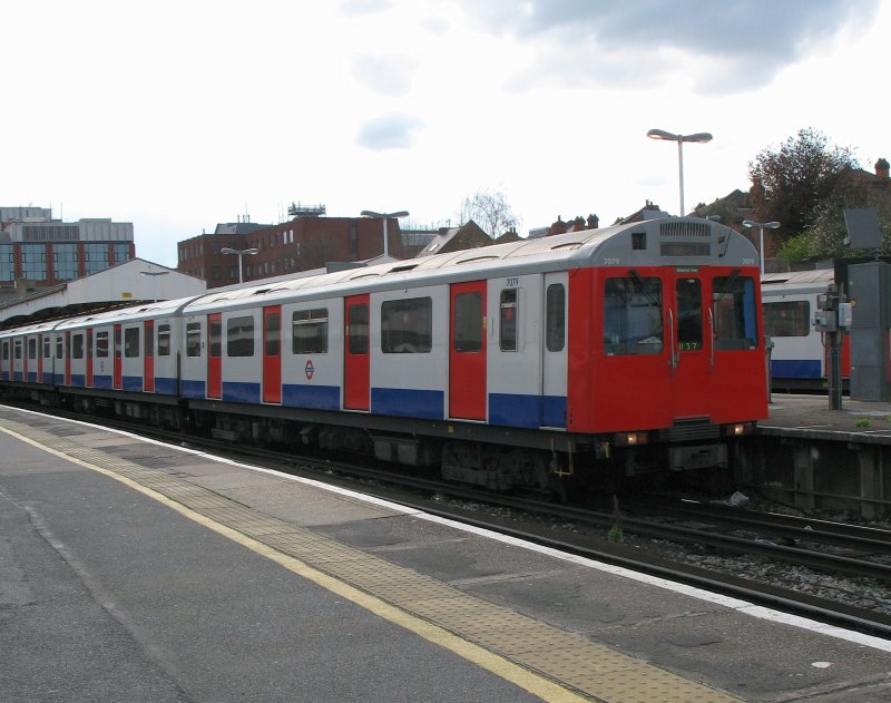 Ein Underground Zug der District-Line wartet in Wimbledon auf die Abfahrt.
(14.04.2008)