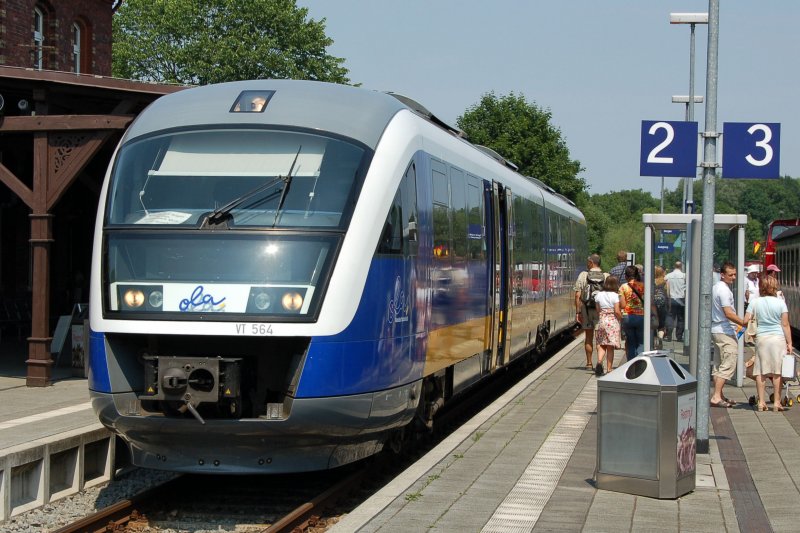 Ein VT 564 (Desiro, BR 642) der Ostseeland Verkehr GmbH, kurz ola, ist am 7.7.2006 gegen 12.45 Uhr in den Bahnhof Putbus eingefahren. Der VT bedient die Strecke Bergen auf Rgen < > Lauterbach Mole. 