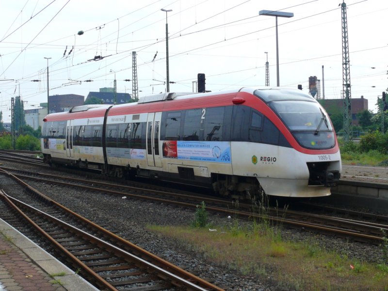 Ein VT643 der Regiobahn bei der Ausfahrt aus dem Neusser Hauptbahnhof am 21.5.2009