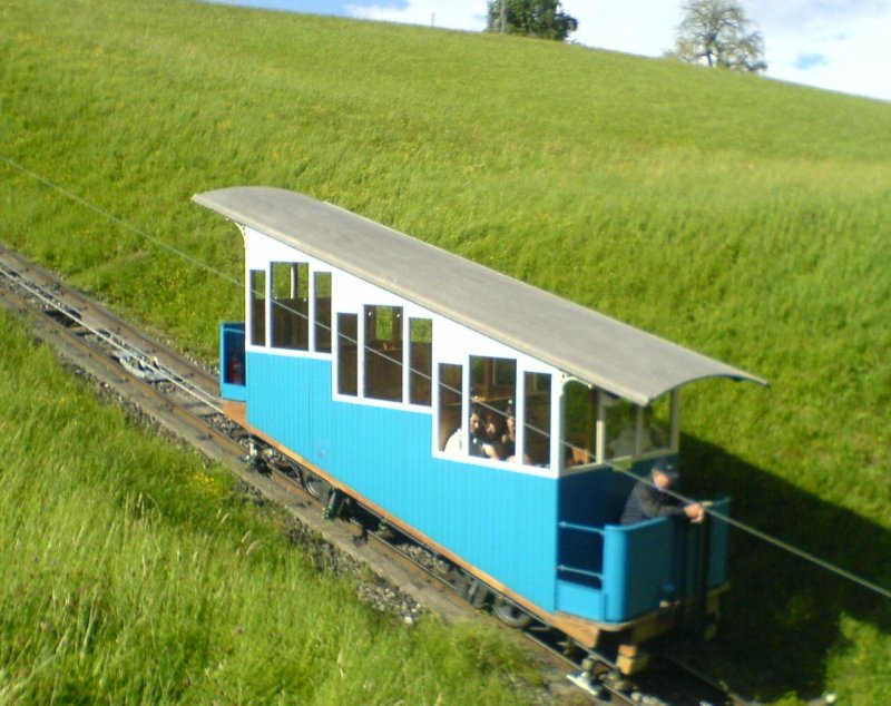 Ein Wagen der Krienser Sonnenbergbahn auf der Talfahrt. Die Fahrtgeschwindigkeit betrgt hier schtzungsweise 2 Meter pro Sekunde, wenn berhaupt. 