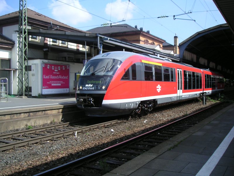 Ein weiterer Sonderzug trifft zum WJT 2005 in Kln in Bonn Hbf ein, der ungarische Zug kam aus Esztergom. Ein wenig eigenartig im Bonner Hbf (18.08.05)