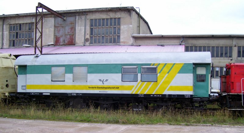 Ein Wohnschlafwagen der ehemaligen Karsdorfer Eisenbahngesellschaft im Zementwerk Karsdorf; 08.09.2007
