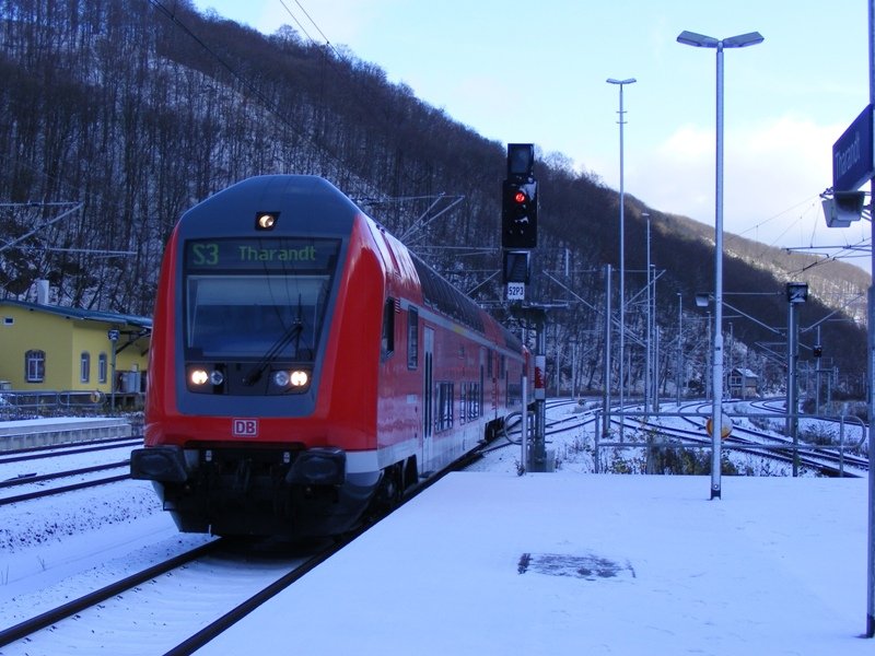 Ein Zug der S-3 fhrt am 22.11.2008 in Tharandt ein.