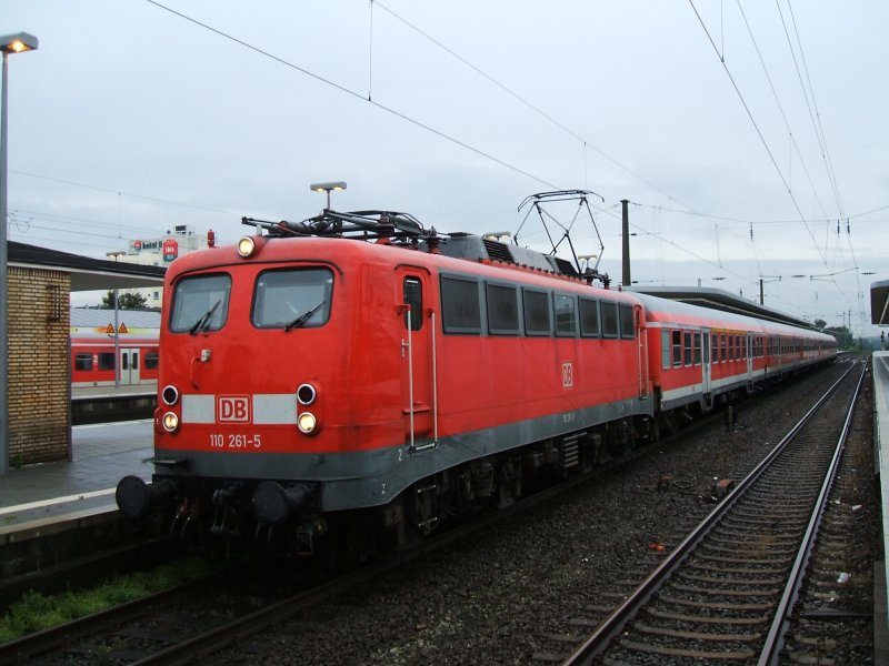Ein zweiter RE 1 in NRW,allerdings nur von Essen Hbf. bis Dortmund Hbf.,mit der BR 110 261-5.(22.08.2007)