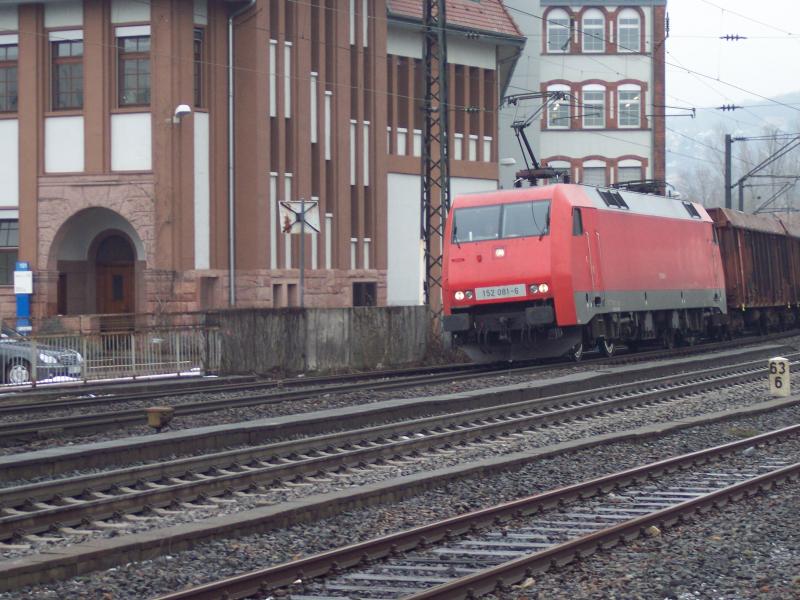 Eine 152 081-6 durchfhrt mit ein GZ Weinheim(Bergstr)am 8.3.2005.