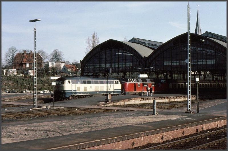 Eine 218 leistet einer 221 Vorspann auf dem Weg nach Hamburg. (Archiv 04/78)