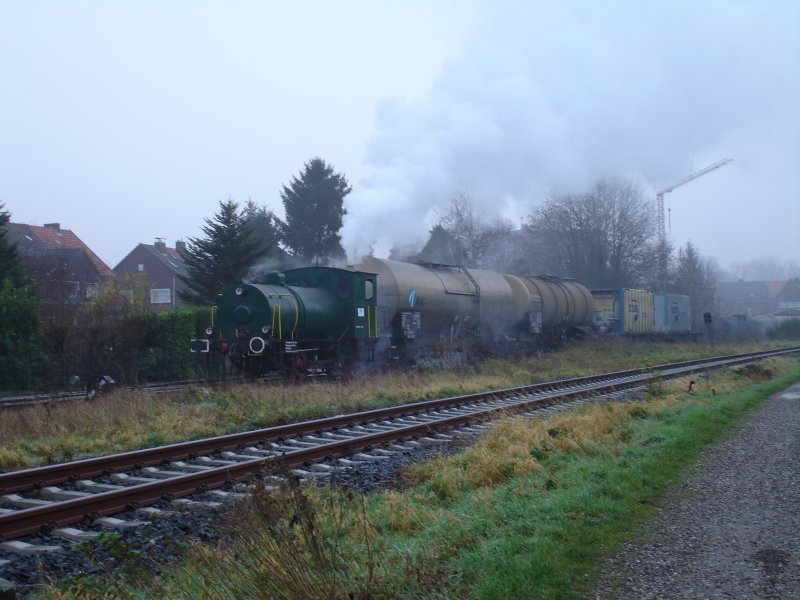 Eine alte Hanomag Dampfspeicherlok zieht ihre Gterwagen durch den Bahnhof Grebben (Heinsberg) und fhrt Sie dann auf die Gleiswagge. Von dort aus geht es in den Industrie Park Oberbruch, wo die Waggen dann verteilt werden.