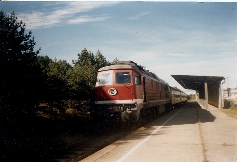 Eine Aufnahme die Heute nicht mehr mglich ist.232 513 im  September 1997 mit einer Regionalbahn aus Greifswald im Endbahnhof Lubmin Werkbahnhof.