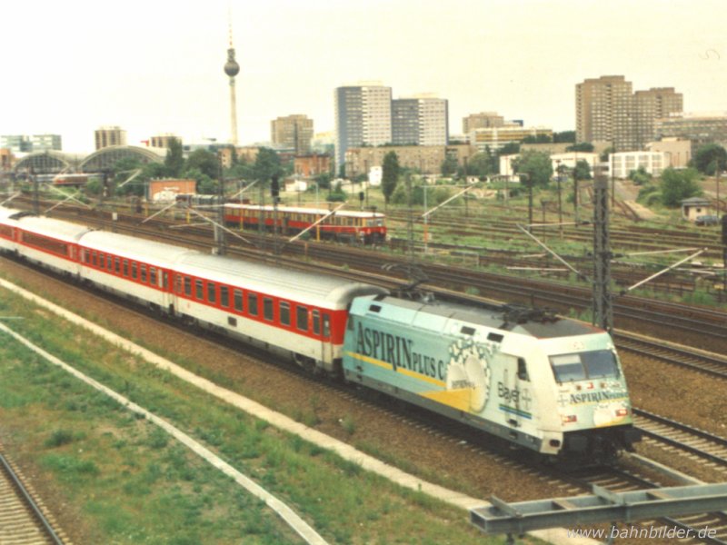 Eine BR 101 mit Aspirin-Werbung am Bhf. Warschauer Strae (Berlin) im Sommer 2000.