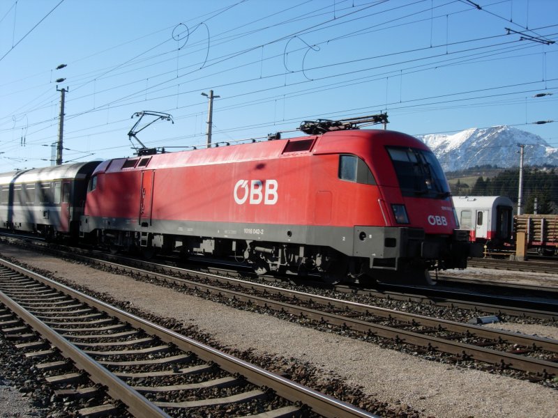 Eine BR 1016 zieht den BB EC Transalpin von Basel nach Wien West gerade in Wrgl ein. Am 09.02.08