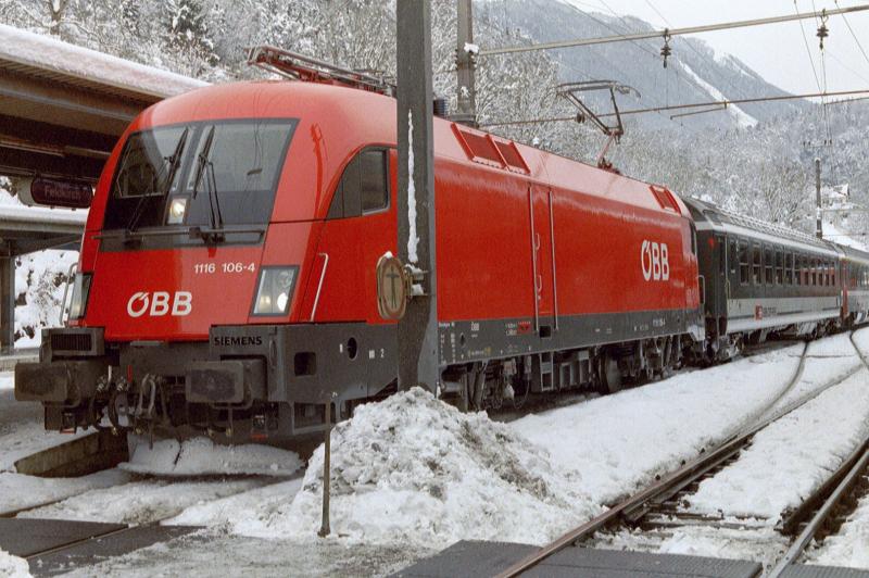 Eine BR 1116 mit Schweizer-SBB Waggons in Feldkirch.