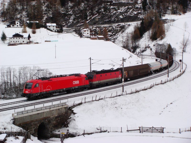 Eine BR 1216 und eine 1144 erklimmen mit GZ am 14.11.2007 bei St. Jodok die Brenner-Nordrampe.