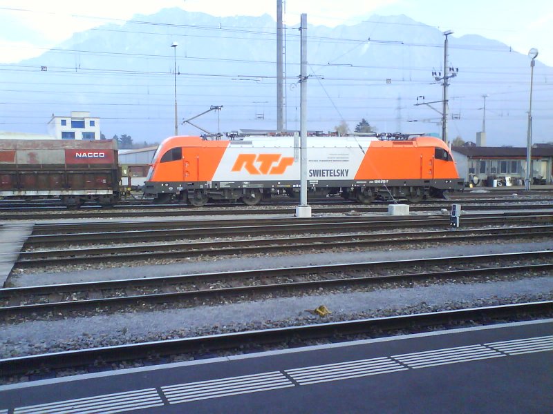 Eine BR 1216 von RTS steht mit ihrem Gterzug, mit 2 Flirts fr Ungarn eingereiht, im Bahnhof Buchs SG und wird in wenigen Minuten ber Innsbruck und Salzburg bis nach Linz abfahren. 26.10.07