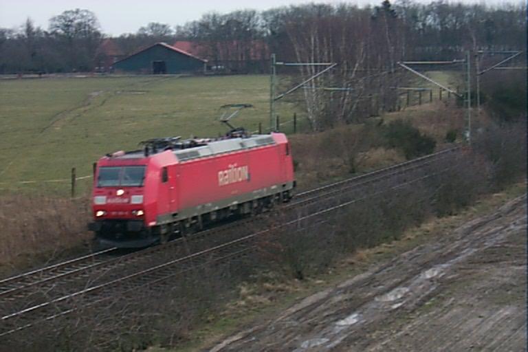 Eine BR 145 der Railion allein auf groer Fahrt zwischen Drakenburg und Holtorf.