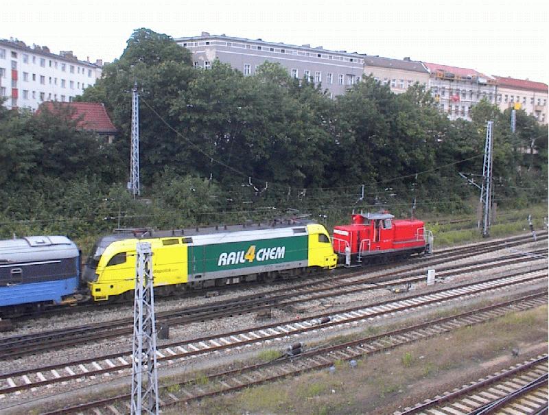 Eine BR 182 in Rail4Chem-Farbkleid wird am 16.6.2002 in Berlin Lichtenberg rangiert.