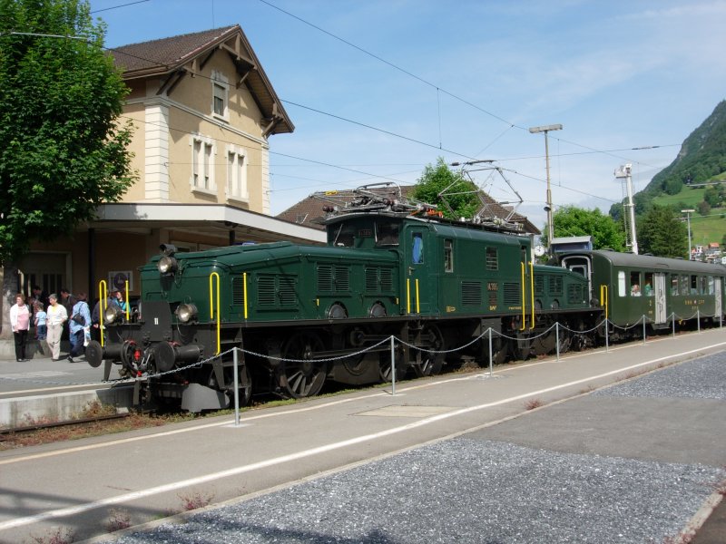 Eine Ce 6/8 Krokodil steht mit einem Extrazug in Sargans. Mai 08