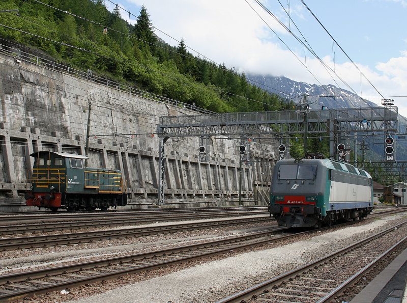 Eine D 245 und die E 405 039 am 11.06.2009 bei einer Rangierfahrt im Bahnhof Brenner. 