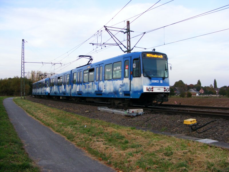 Eine Doppeltraktion aus Bonner Stadtbahnwagen B der ersten Generation hat gerade die nordstliche Endhaltestelle Grevel der Dortmunder Stadtbahnlinie U42 verlassen, um am Nachmittag des 14. Oktober 2008 zurck nach Hombruch zu fahren.