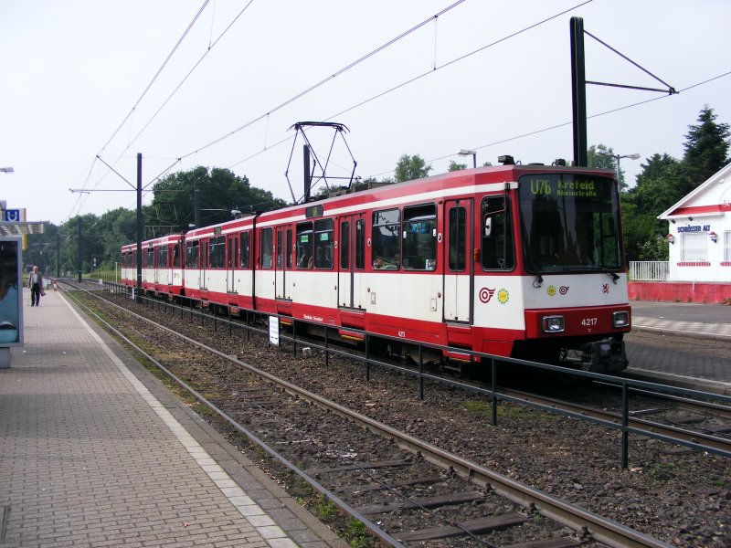 Eine Doppeltraktion aus Stadtbahnwagen B der Rheinbahn in der Haltestelle Dsseldorf-Lrick als Linie U76 nach Krefeld am 30. Mai 2008.