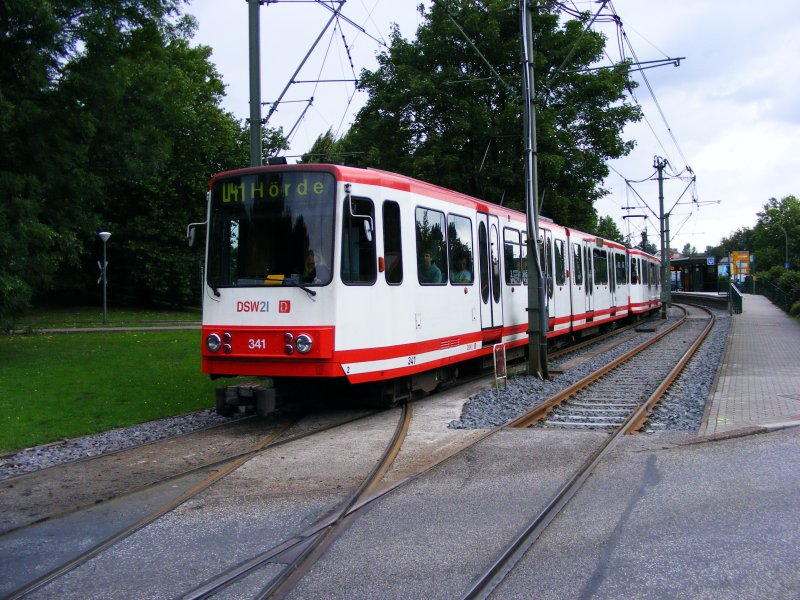 Eine Doppeltraktion aus Stadtbahnwagen B der zweiten Generation verlt die Haltestelle Fredenbaum in Dortmund als Zug der Linie U41 nach Hrde am 19. Juli 2008.