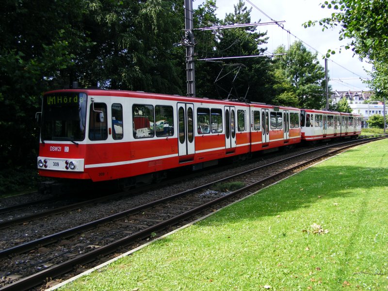 Eine Doppeltraktion aus Stadtbahnwagen B der zweiten Generation vor der Haltestelle Fredenbaum in Dortmund als Zug der Linie U41 nach Hrde am 19. Juli 2008.