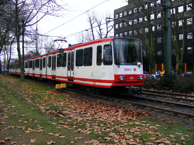 Eine Doppeltraktion aus Stadtbahnwagen B der zweiten Generation vor der Haltestelle Kohlgartenstrae in Dortmund als Zug der Linie U47 nach Westerfilde am 19. Dezember 2008.