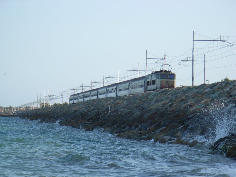 Eine E656 schiebt einen Personenzug am Mittelmeer bei Ceriale entlang in Richtung Albenga, 08.08.08 