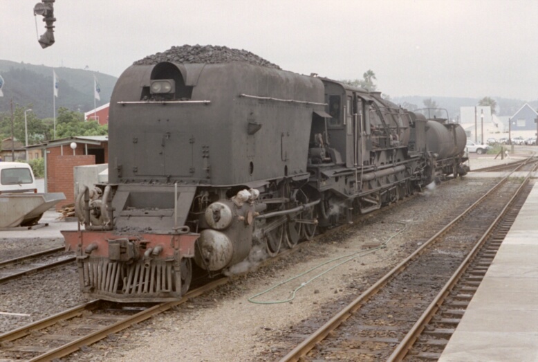 Eine GarrattLok der Gattung GMAMmit zusaetzlichem Wassertankwagen