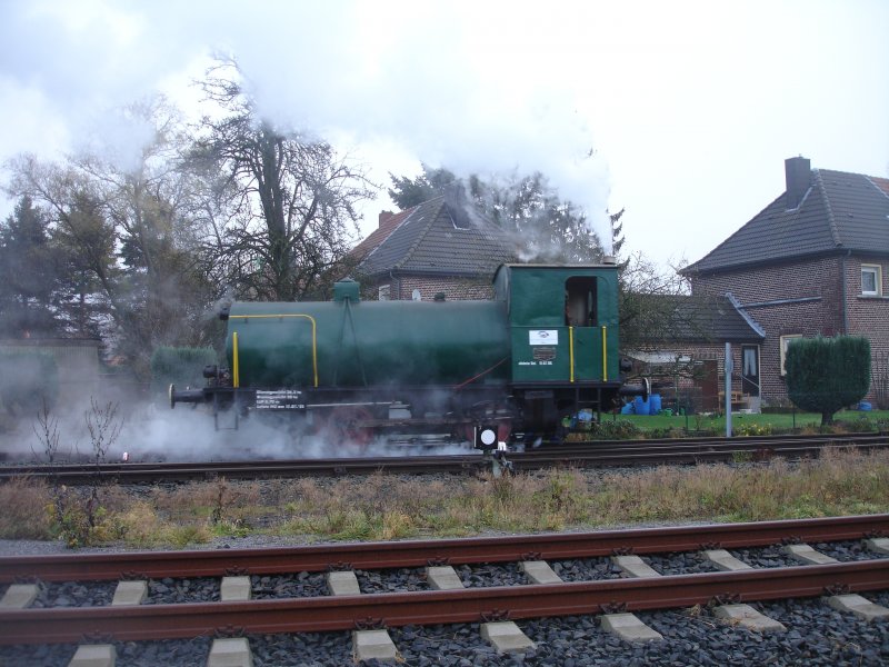 Eine Hanomag Dampfspeicherlok fhrt auf die Gleisanlagen im alten Bahnhof Grebben wo eine 294 mit neu beladenen Gterwagen wartet. Nach der bergabe fhrt die Lok wider in den Industrie Park Oberbruch, wo die vollen Waggen dann verteilt werden.