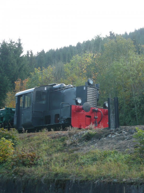 Eine kf steht mit einigen Wagen am Bahnhof Oberweibach. Aufgenommen am 13.10.2008.