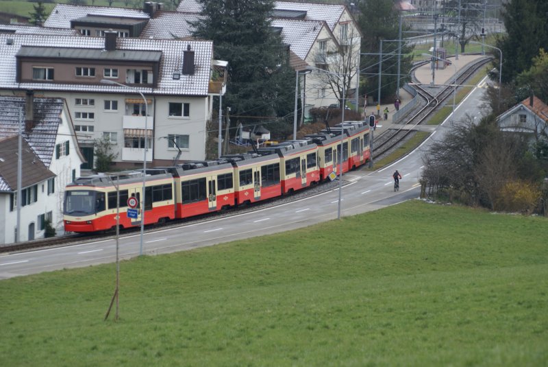 Eine Komposition der Forchbahn, bestehend aus den Be 4/6 62, 65 und 67 fhrt am 24.3.08 in die Station Neuhaus ein.