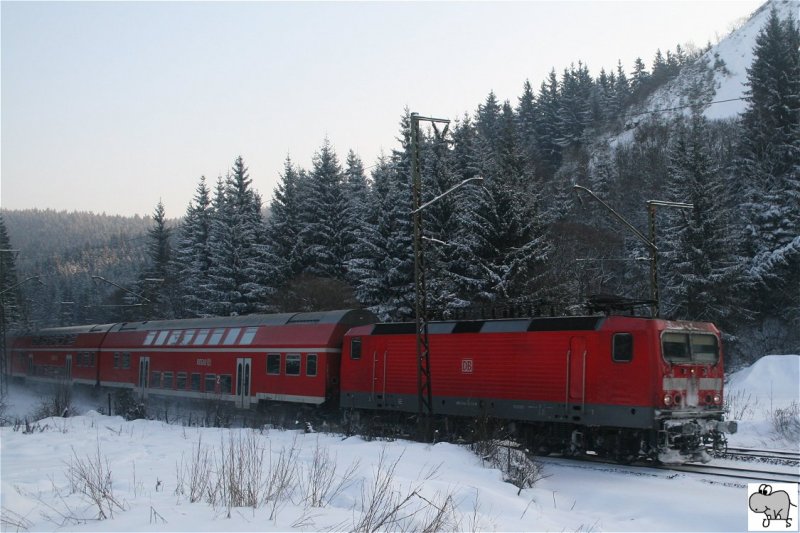 Eine Lok der Baureihe 143 zieht die Regionalbahn 16849, von Saalfeld in Thringen nach Lichtenfels in Bayern, durch den verschneiden Frankenwald. Die Aufnahme entstand am 6. Januar 2009 kurz vor dem Bahnhof Frtschendorf im Landkreis Kronach.