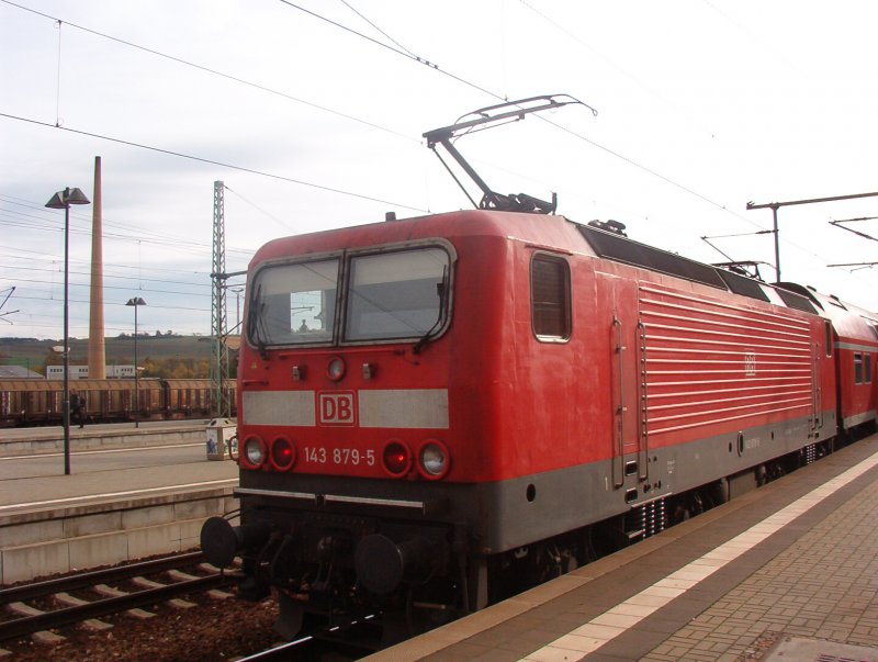 Eine Lok der BR 143 im Bahnhof Saalfeld am 31.10.2006 Sie fhrt in krze wider zurck nach Grheringen. 