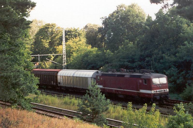 Eine Lok der BR 143 in Originalfarbkleid der DR im Jahre 1998 bei Berlin Wilhemshagen.