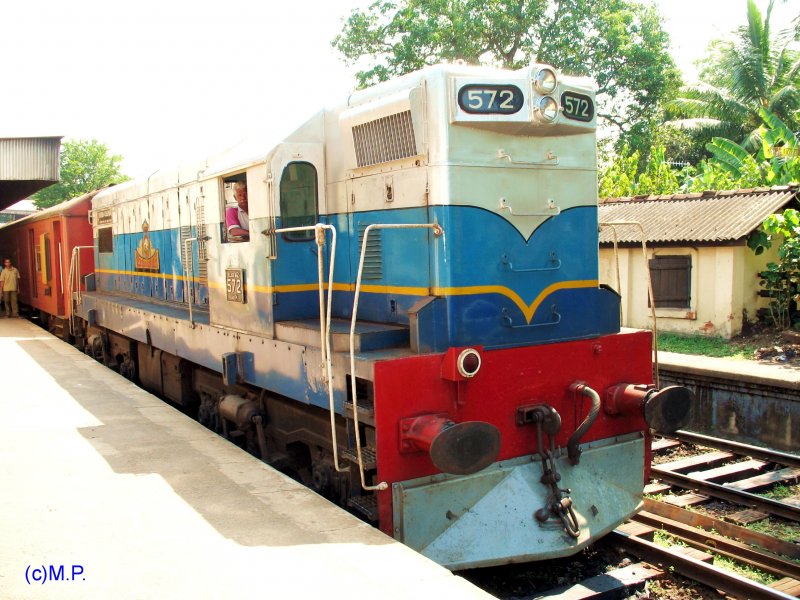 Eine Lokomotive der Class M2-Import by General Motors Company Limited-Kanada und seit ber 50 Jahren bei Sri Lanka Railway im Einsatz-einfach stark und zuverlssig.Die Lokfhrer sind sehr stolz auf Sie und pflegen diese Zweistromdieselelektrischen Lokomotiven sehr intensiv.