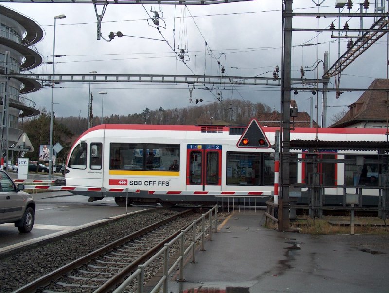 Eine nicht alltgliche Kreuzung befindet sich in Suhr.
Die SBB Linie Zofingen - Suhr - Lenzburg, Normalspur 15kV Wechselspannung, trifft auf die WSB Linie Aarau - Menziken, Meterspur 750V Gleichstrom,
Aufgenommen am 13.Februar 2007.