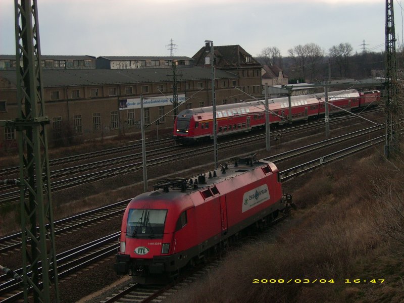 Eine RB aus Halle/Saale Hbf erreicht am 04.03.08 den Bahnhof Bitterfeld. Im Vordergrund steht 1116 233 der ITL.