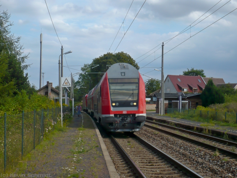 Eine RB nach Nordhausen erreicht den Haltepunkt Wolferode. (22.08.2009)